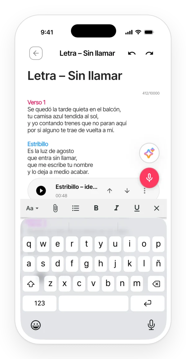 Editor de notas de la app con el teclado abierto y la barra de formato encima.