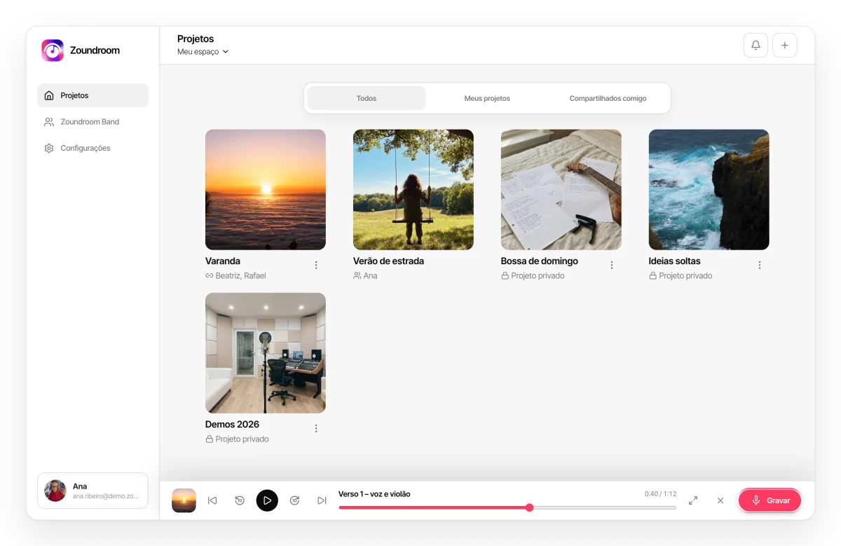 Zoundroom no navegador: os projetos com suas capas e, embaixo, o player com um áudio pausado.