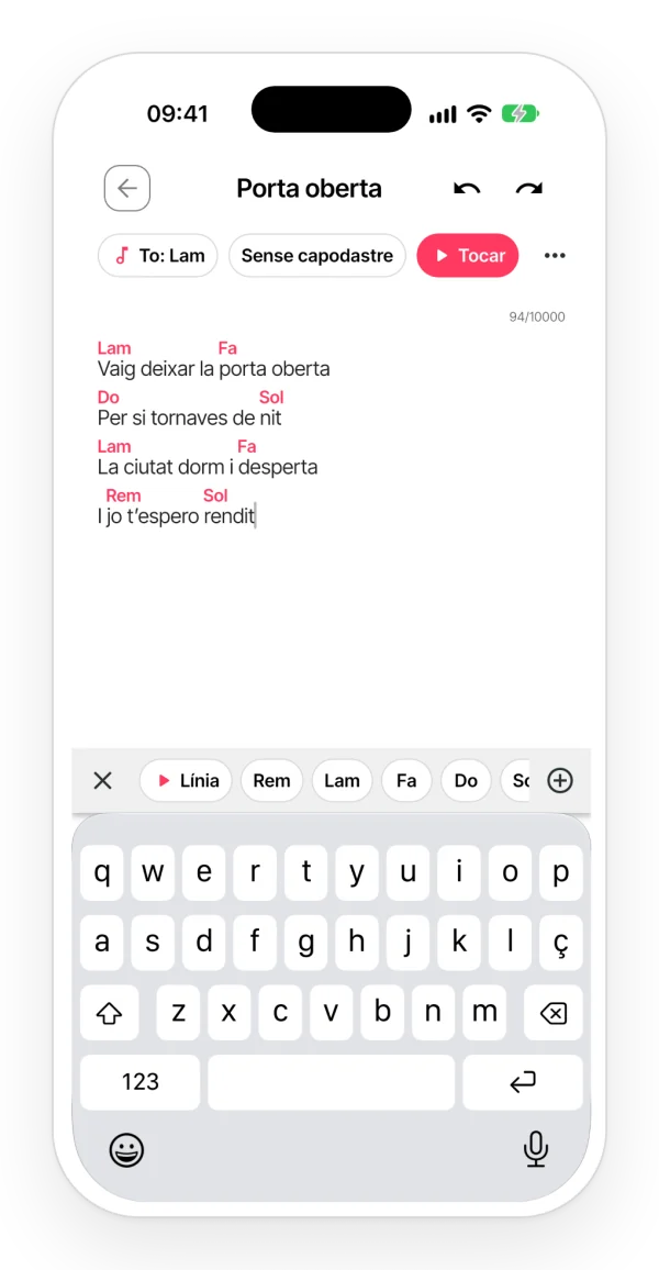 Una lletra amb acords damunt de les síl·labes i la barra d’acords sobre el teclat; a dalt, el to, el capodastre i el botó Tocar.