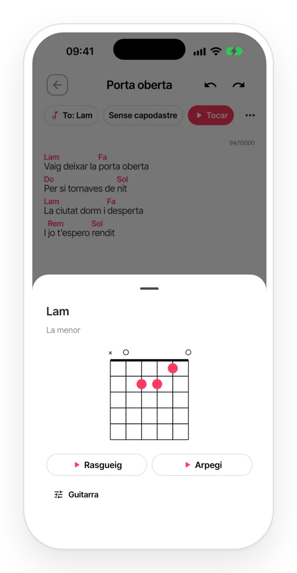 Targeta d’un acord a l’app, amb la posició a la guitarra i els botons per escoltar-lo rasguejat o arpegiat.