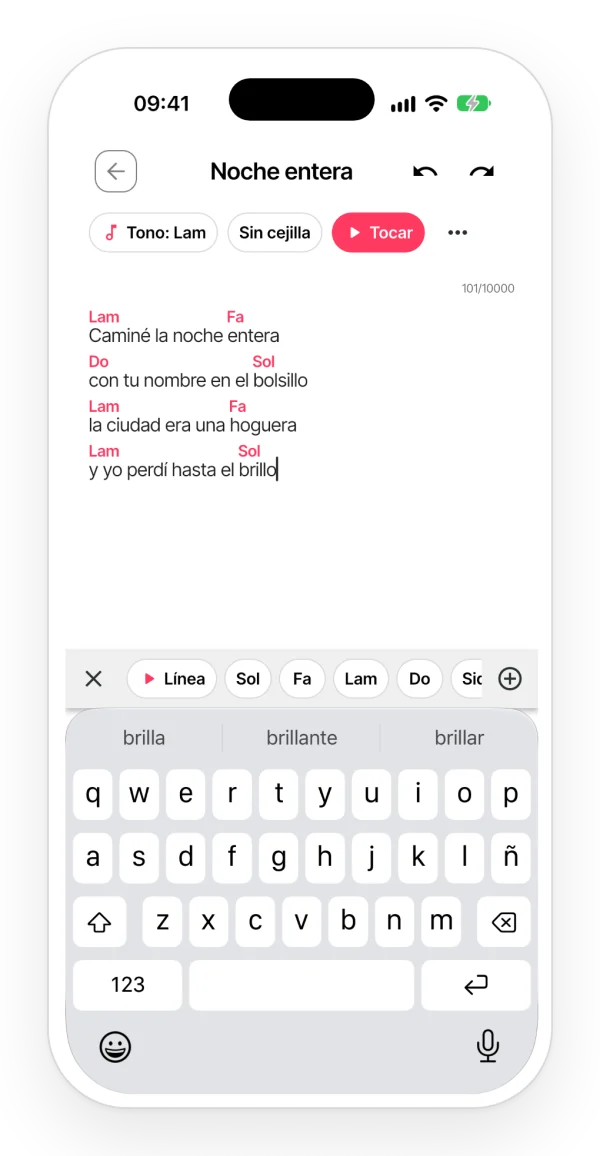 Letra con acordes encima de las sílabas en la app de Zoundroom, con la cabecera de tono, cejilla y Tocar y la barra de acordes sobre el teclado.