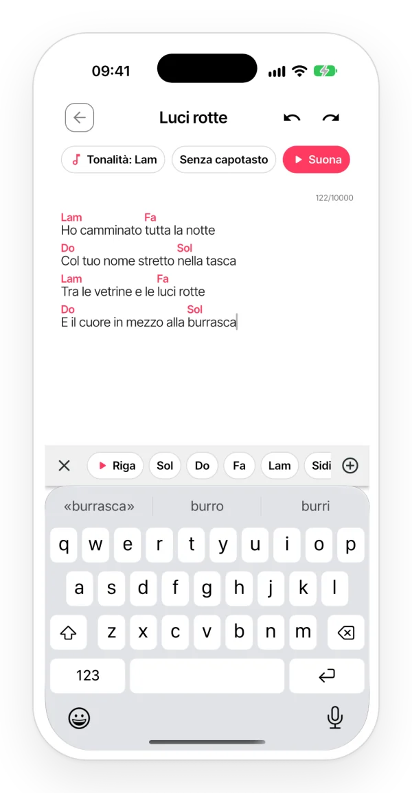 Un testo con gli accordi sopra le sillabe e la barra degli accordi sopra la tastiera; in alto, la tonalità, il capotasto e il pulsante Suona.