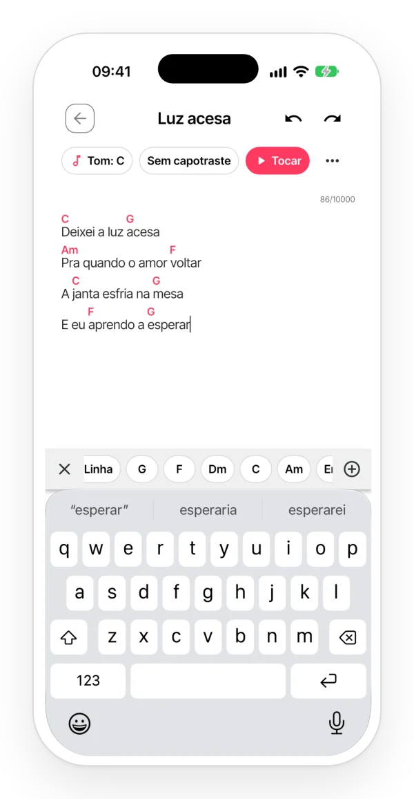 Uma letra com acordes acima das sílabas e a barra de acordes sobre o teclado; no topo, o tom, o capotraste e o botão Tocar.